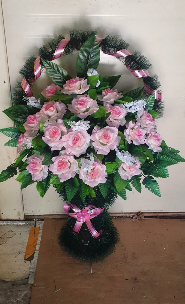 Ритуальные корзины из искусственных цветов, купить в Москве на похороны, могилу
