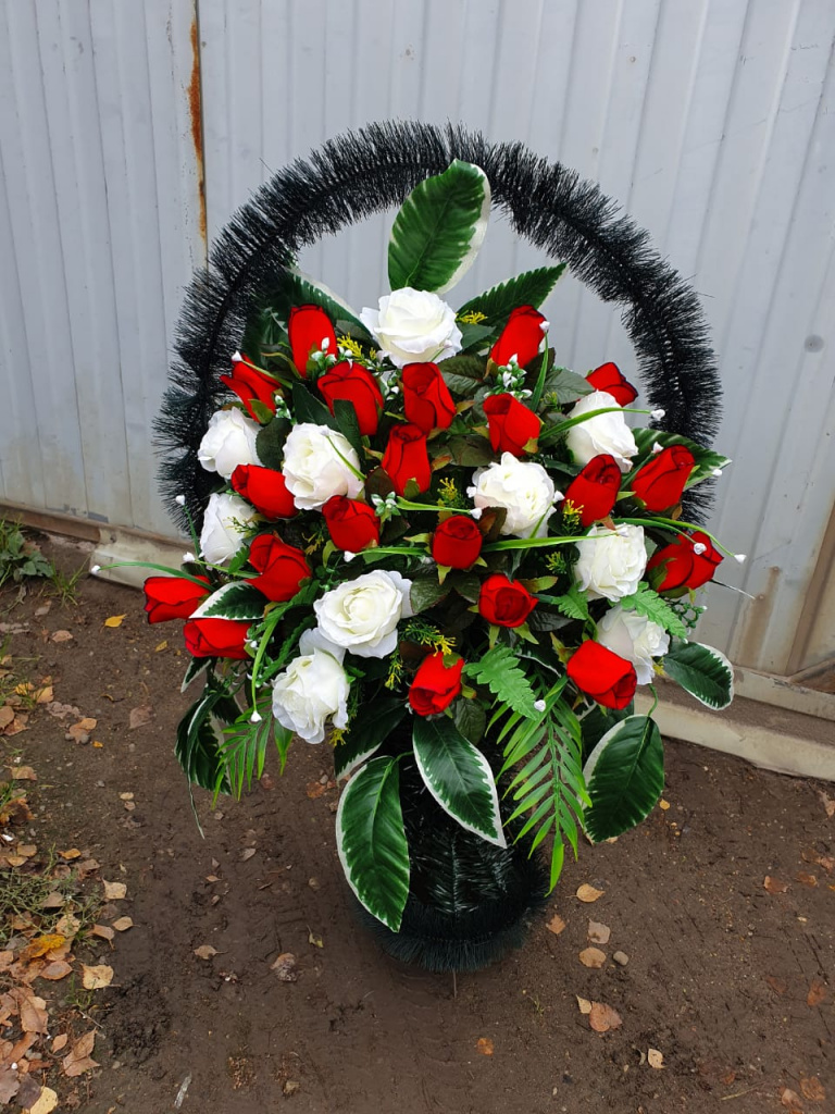 Радоница: почему нельзя приносить на кладбище искусственные цветы